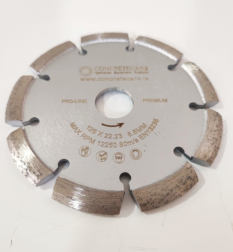 Tuck blade for concrete with V segment